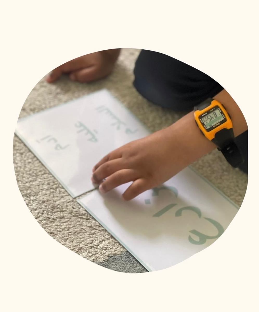 ترتيبُ بطاقات الحروف والأرقام في ركن اللغة بروضة غرس القيم